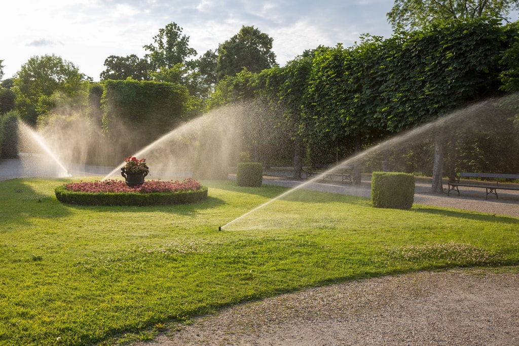 Gli irrigatori per giardino a scomparsa li si vede comparire alla base del terreno per erogare l'acqua e, subito dopo, scomparire sottoterra. Nella foto, degli irrigatori a scomparsa usati per innaffiare un parco pubblico.