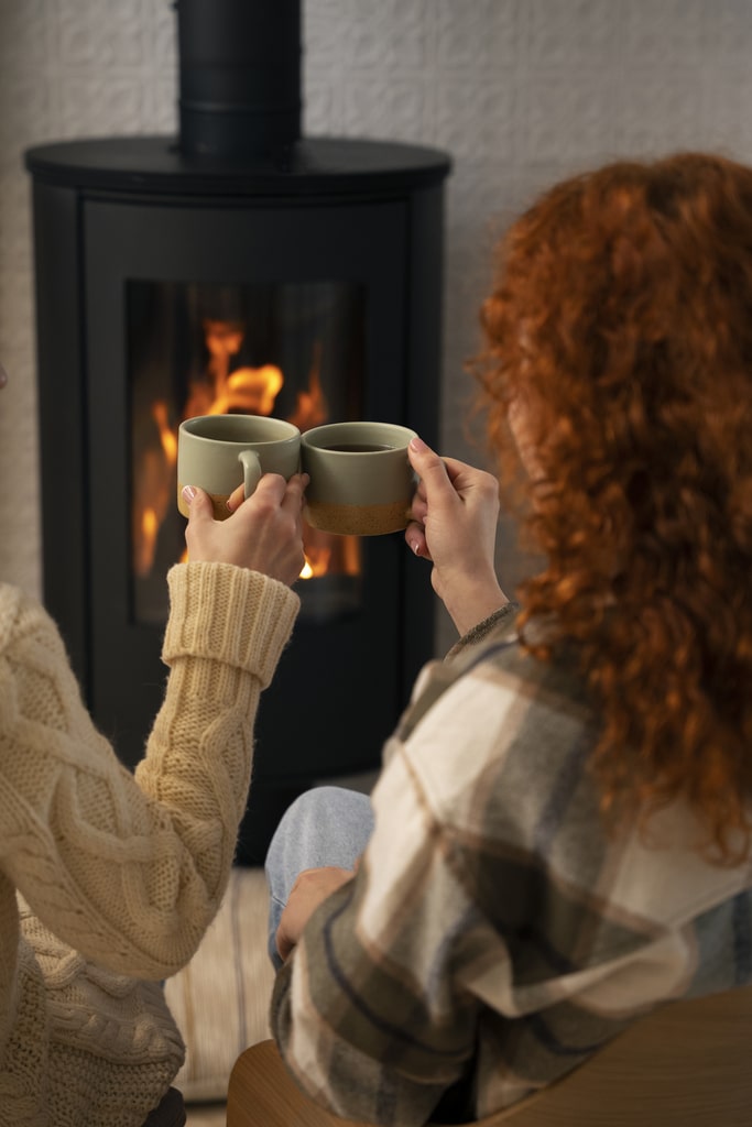 La manutenzione ordinaria di stufe e caminetti è una di quelle attività necessarie per la sicurezza della propria cosa. Non c'è nulla di più bello che godersi la fiamma calda del camino. Nella foto, una coppa che si scalda davanti a una stufa.